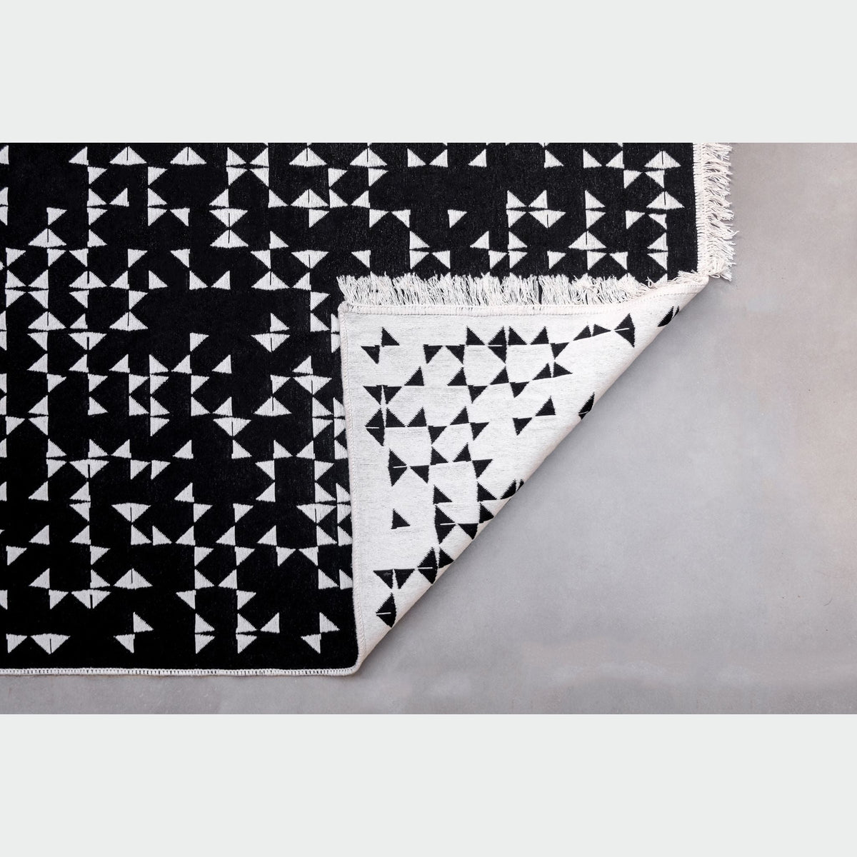 VIBRATION by Bilge Kalfa - Double Sided Kilim - Black & White